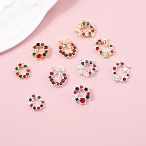 Bijoux à ongles de Noël avec couronnes festives et nœuds ornés de strass rouges et verts