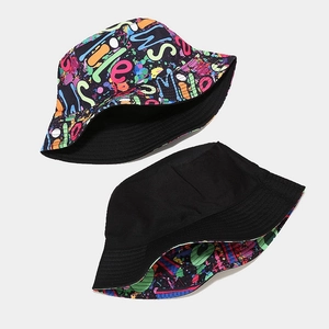 Cappello a secchiello reversibile con stampa graffiti colorata e lato nero sobrio