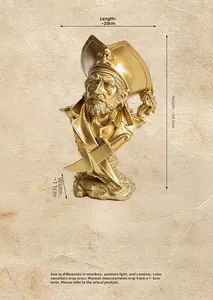 Detailansicht der goldenen Piratenkapitän Skulptur mit Dreispitz und Totenkopf Motiv