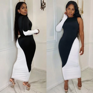 Robe longue moulante asymétrique bicolore noir et blanc avec une manche longue chic