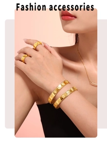 Dettaglio del set bracciale e anello in oro 18k con motivo floreale a rilievo