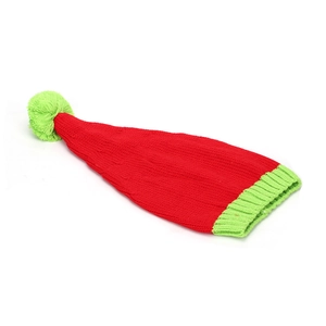Bonnet de Noël rouge en tricot avec pompon vert et revers côtelé sur fond blanc