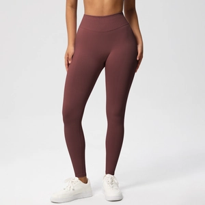 Detail der nahtlosen High-Waist-Yogahose in Burgunderrot mit Push-up-Effekt am Gesäß