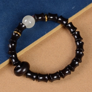 Détail de perles en bois de santal avec accent d'agate blanche et entretoises dorées