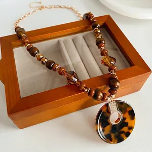 Collier rétro imprimé léopard avec perles en bois et cristaux facettés ambrés
