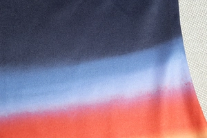 Vista macro della stampa a gradiente e della trama a maglia del tessuto dell'abito