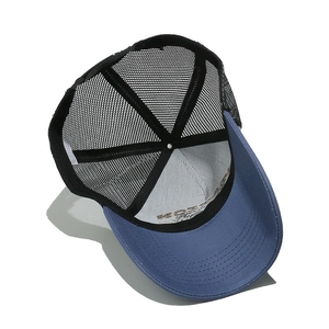Dettaglio interno del cappello trucker con rete posteriore e cuciture rifinite
