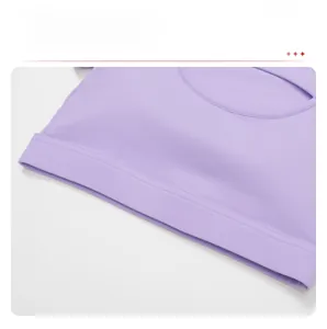 Dettaglio dell'orlo elastico largo sul top da yoga viola per stabilità e supporto