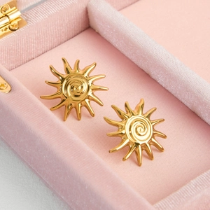Élégantes boucles d'oreilles soleil en acier doré 18 carats dans un écrin en velours rose