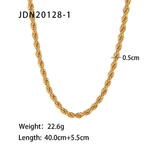 Détail du collier chaîne torsadée dorée montrant la longueur 40cm et la largeur 0,5cm