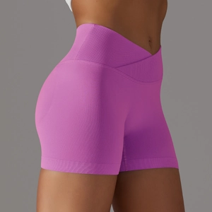 Dettaglio degli shorts da yoga senza cuciture a vita alta con design a incrocio a coste
