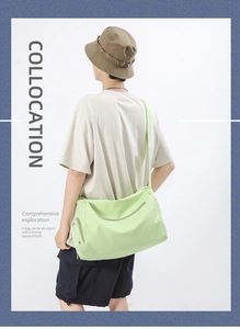 Détail du grand sac de yoga vert clair montrant la bandoulière large et le tissu nylon