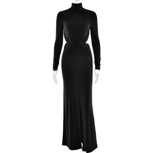 Robe noire élégante à col roulé, manches longues, découpes à la taille et fente haute