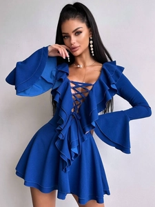 Robe moulante bleu roi avec col en V, laçage corset et détails de volants étagés