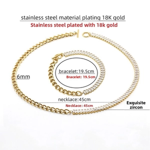 Détail de l'ensemble collier et bracelet en acier plaqué or 18K avec fermoir à bascule
