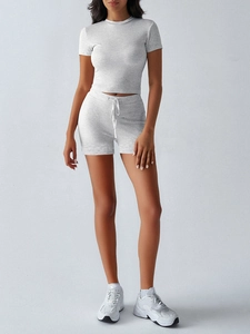 Détail de la texture en coton gris clair de l'ensemble de sport pour femmes