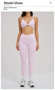 Set yoga rosa fiori di ciliegio con reggiseno sportivo twist e leggings a vita alta