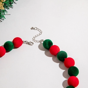 Détail du collier de Noël à pompons rouges et verts avec fermoir mousqueton réglable en métal