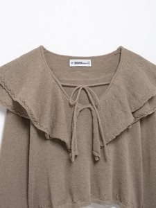 Détail du col à volants et du cordon sur ce pull en maille marron doux au style vintage