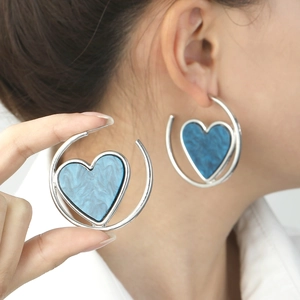 Elegant silver heart earrings with blue marble texture for a chic feminine style