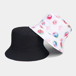 Détail d'un chapeau de soleil réversible en coton noir et motif à fleurs colorées