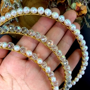 Detailansicht des handgefertigten Haarreifs mit Naturperlen, Kristallen und Golddraht
