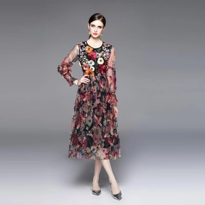 Robe élégante en tulle à taille haute avec broderie 3D colorée et imprimé floral