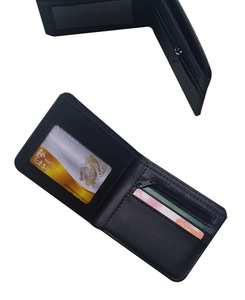 Detailansicht der flachen Brieftasche mit mehreren Kartenfächern und Reißverschlussfach