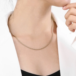 Vue détaillée du collier chaîne torsadée de 2mm en bicolore or et argent sur modèle