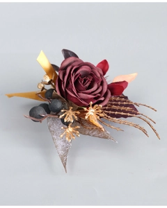 Detail der vintage weinroten Ansteckblume mit Goldblättern und braunen Beeren