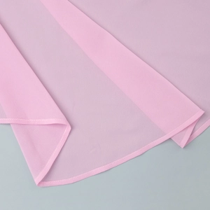 Detail van lichtroze chiffon stof met nette rolzoom en een semi-transparante textuur