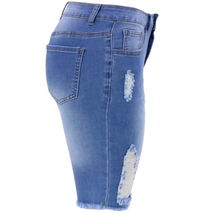 Détail de short en jean bleu clair avec déchirures latérales et bords d'ourlet effilochés