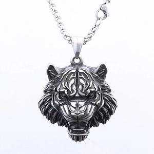Détail du pendentif tête de tigre viking en argent vintage avec finition en acier poli