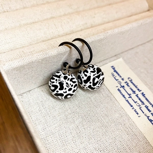 Boucles d'oreilles vintage motif léopard en perles de bois dans une boîte à bijoux
