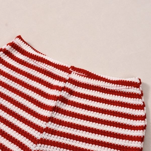Détail du short en maille rayé rouge et blanc avec texture gaufrée et taille élastique