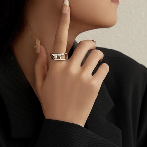 Vintage style irregular silver double-layer ring with a pearl on woman hand