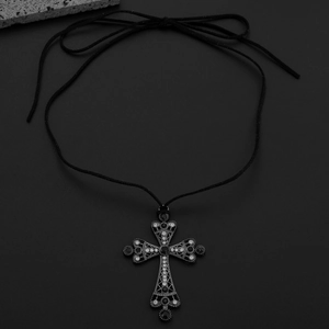 Détail du collier croix gothique avec strass noirs et blancs sur cordon de velours