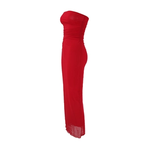 Détail de la robe maxi rouge bustier en tulle avec fronces latérales et coupe moulante sexy