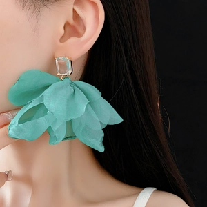 Detail von grünem Stoffblumen-Ohrring mit quadratischem Zirkonia-Stecker