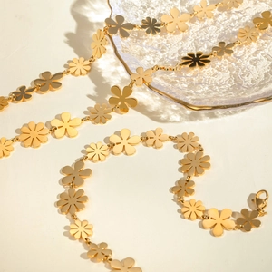 Klassische 18k vergoldete Edelstahlhalskette mit 23 filigranen Gänseblümchen-Blüten