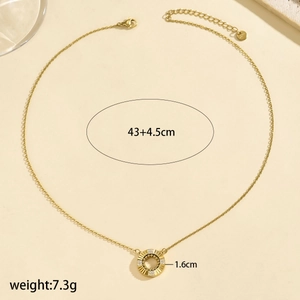 Collier doré en acier inoxydable avec pendentif cercle et détails sertis de diamants