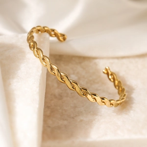 Minimalistisches 18K vergoldetes Kordelarmband mit hochglanzpolierter Metalltextur