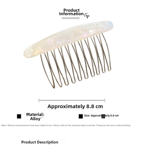 Dettaglio di un pettine per capelli in acetato da 8,8 cm con denti dorati e finitura perlata
