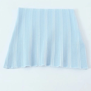 Haut tricoté sans manches bleu clair avec col rond et texture côtelée effet deux-pièces