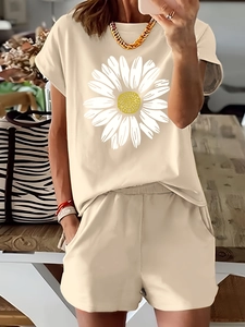 Dettaglio della stampa a girasole su set casual da donna in maglia di cotone beige