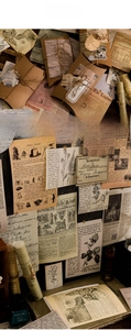 Dettaglio di adesivi vintage funghi e farfalle con carta d'epoca ed ephemera