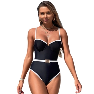 Maillot de bain une pièce noir avec bordure contrastée blanche et boucle dorée