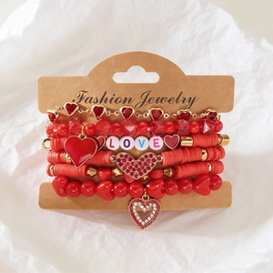 Detalle del set de pulseras de cuentas rojas con dijes de corazón y cuentas de LOVE