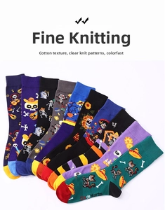 Detailansicht bunter Socken zum Tag der Toten mit Totenkopf- und Festtagsmustern