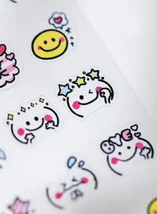 Détail d'autocollants 5D pour ongles avec emojis et smileys au dos auto-adhésif